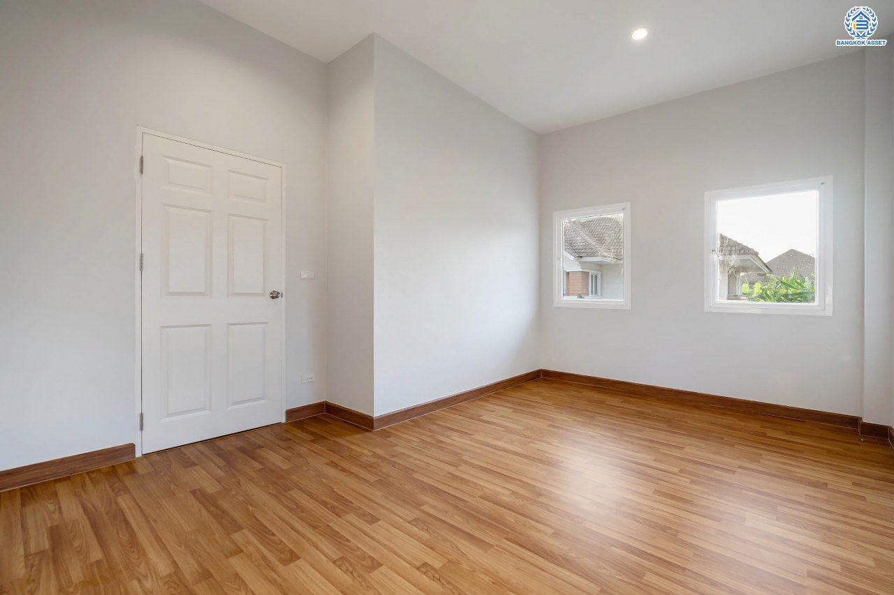 บ้านมือสองตกแต่งใหม่ โครงการ รัชชา2 บางใหญ่ เนื้อที่ 60 ตร.ว. ฟังก์ชัน 3 ห้องนอน 3 ห้องน้ำ 1 ห้องอเนกประสงค์ จอดรถได้ 2 คัน บนทำเลใกล้ถนนใหญ่เพียง 100 เมตร เชื่อมต่อถ.กาญจนาภิเษก ใกล้เซ็นทรัลเวสต์เกต ทางด่วน "ศรีรัช" และรถไฟฟ้าสายสีม่วง "สถานีสามแยกบางใหญ่"